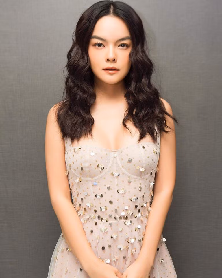 Trước tình hình dịch Covid-19 diễn biến phức tạp, nữ ca sĩ chia sẻ chuyện cô phải tự cách ly, không dám gặp con.