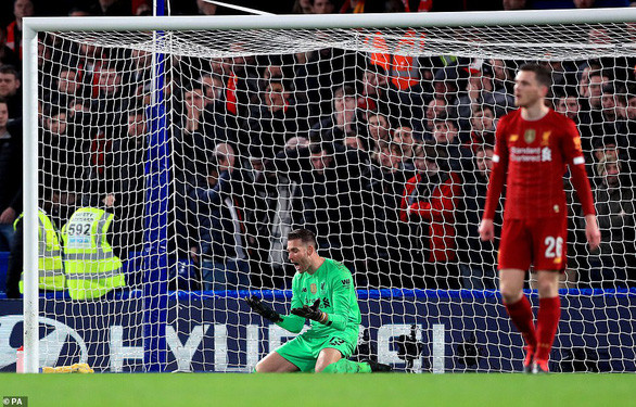 Vẻ mặt thất vọng của thủ môn Adrian sau khi bị thủng lưới - Ảnh: PA