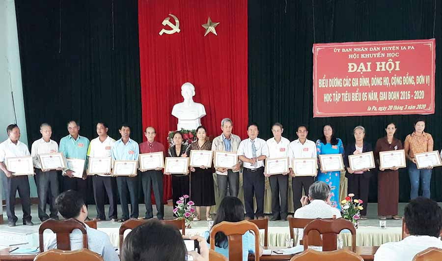 Biểu dương cá nhân và tập thể tiêu biểu tại Đại hội. Ảnh: Mai Linh Biểu dương cá nhân và tập thể tiêu biểu tại Đại hội. Ảnh: Mai Linh