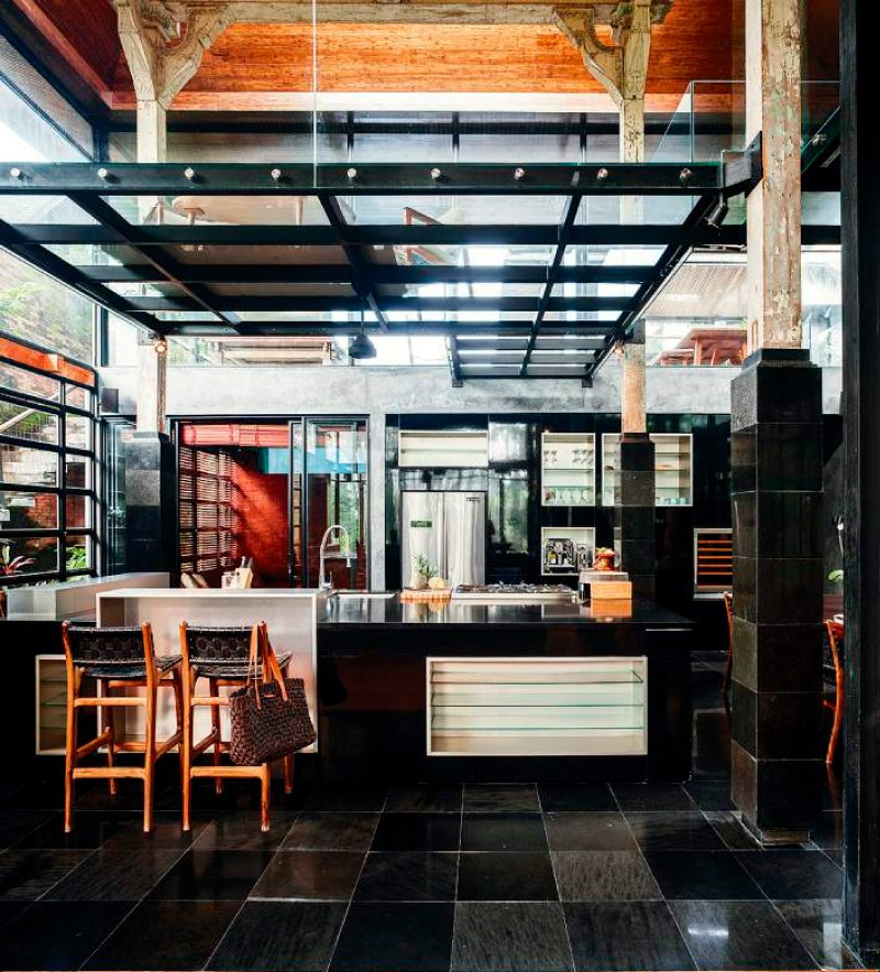 Sàn nhà bếp ốp đá để dễ làm sạch.