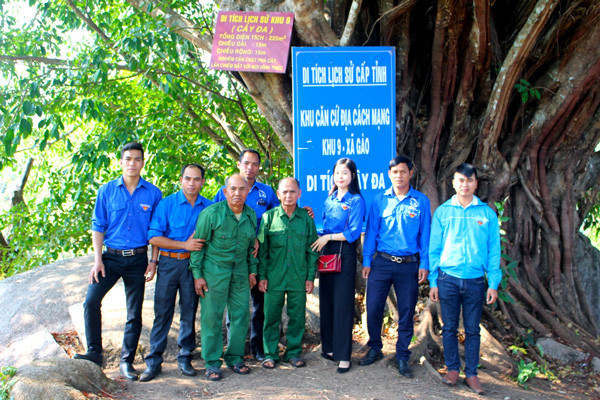Đoàn viên, thanh niên xã Gào (TP. Pleiku) thăm khu căn cứ cách mạng Khu 9 với sự hướng dẫn của cựu chiến binh Rơ Lan Bía và Rơ Mah Djói. Ảnh: P.L