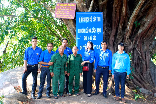 Đoàn viên, thanh niên xã Gào (TP. Pleiku) thăm khu căn cứ cách mạng Khu 9 với sự hướng dẫn của cựu chiến binh Rơ Lan Bía và Rơ Mah Djói. Ảnh: P.L