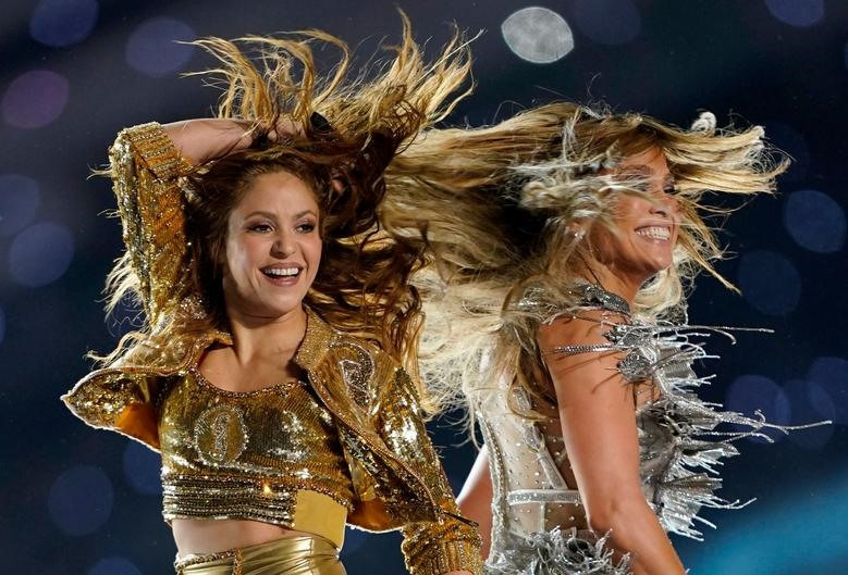 Hai ca sĩ nổi tiếng thế giới Jennifer Lopez và Shakira biểu diễn trong chương trình Super Bowl LIV ở Miami, Florida, ngày 2.2.2020. Ảnh: Reuters Hai ca sĩ nổi tiếng thế giới Jennifer Lopez và Shakira biểu diễn trong chương trình Super Bowl LIV ở Miami, Florida, ngày 2.2.2020. Ảnh: Reuters