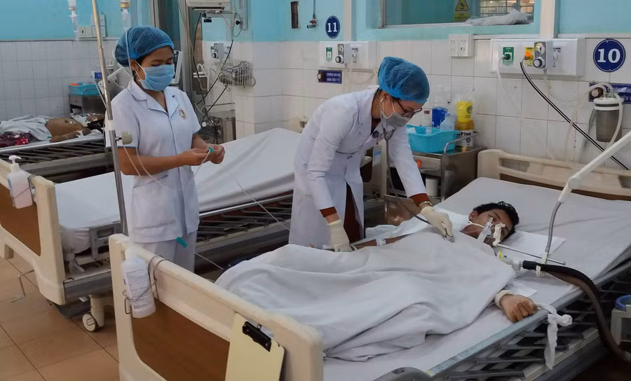 Nâng cao tinh thần, thái độ phục vụ, hướng đến sự hài lòng của người bệnh góp phần thu hút người dân tham gia BHYT. Ảnh: Như Nguyện 