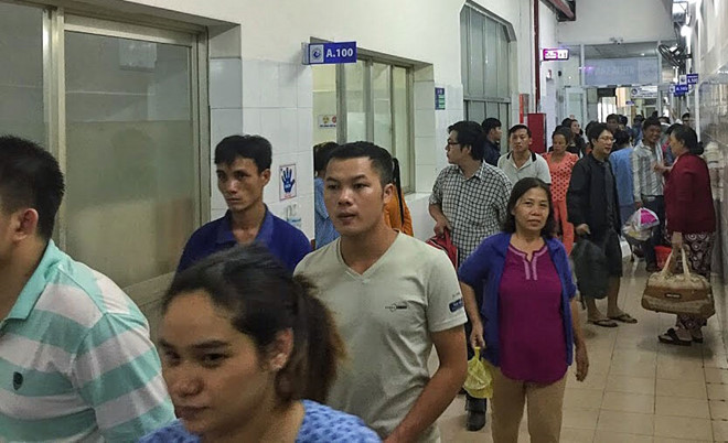 Tại khoa sản dù nửa đêm vẫn luôn đông đúc. Ảnh: Trung Du