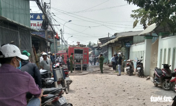 Lực lượng PCCC nỗ lực dập tắt đám cháy - Ảnh: CTV  Lực lượng PCCC nỗ lực dập tắt đám cháy - Ảnh: CTV