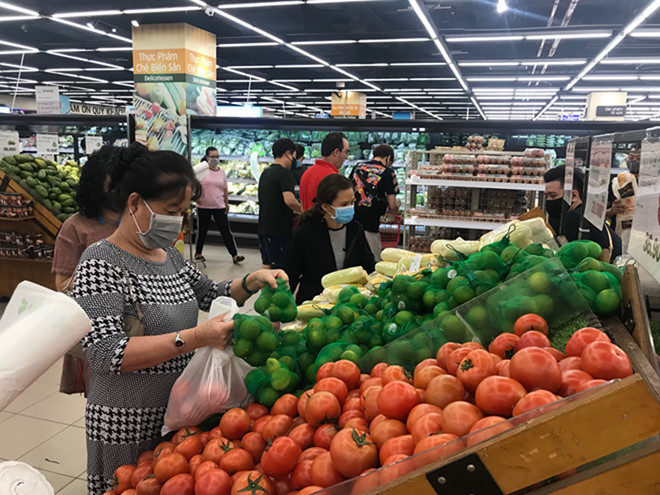 Khi đi chợ thời dịch COVID-19 bùng phát, mọi người cần đeo khẩu trang, thường xuyên rửa tay bằng chất khử trùng, không đưa tay lên mặt và giữ khoảng cách an toàn 2 mét đối với người xung quanh,... Ảnh minh họa: Hà Mai