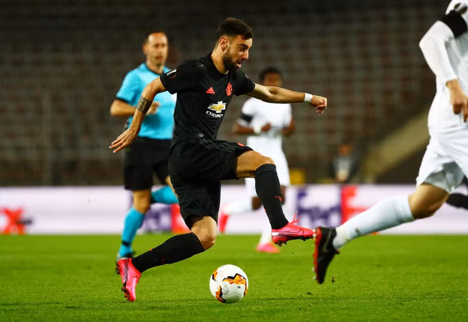 Sân cỏ Europa League đã vắng khán giả nay bị hoãn vô thời hạn