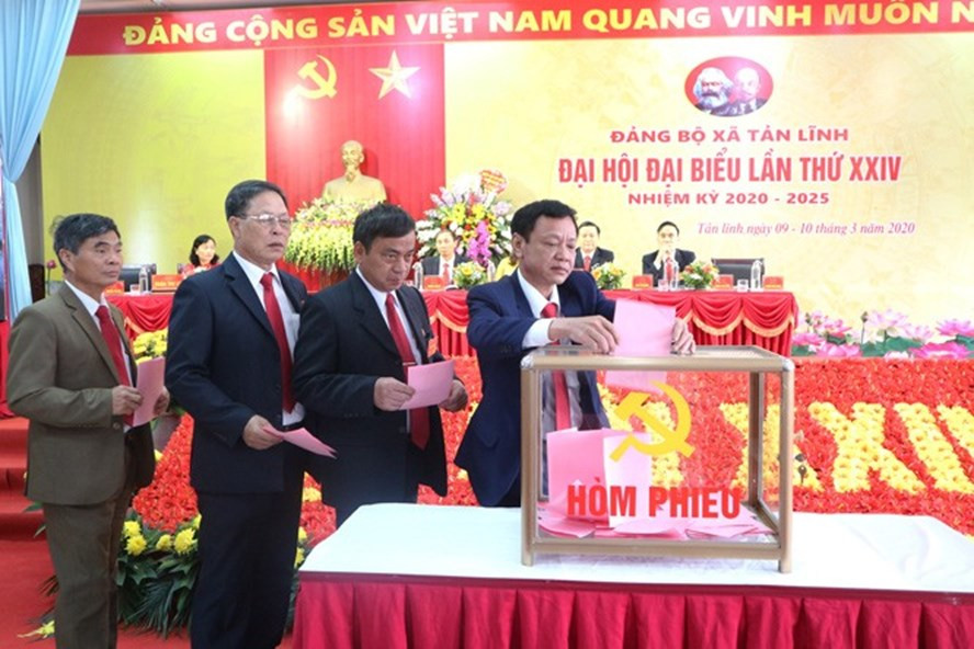 Các đảng viên bỏ phiếu bầu Ban Chấp hành Đảng bộ xã Tản Lĩnh (huyện Ba Vì), nhiệm kỳ 2020-2025. Ảnh: Tuấn Lương