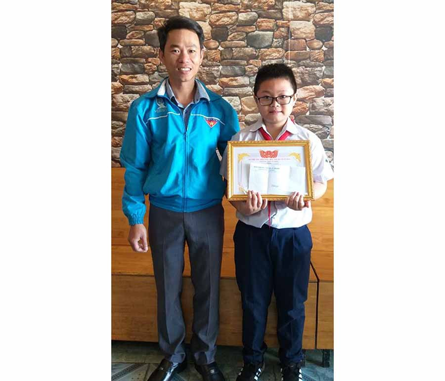 Anh Nguyễn Tấn Tám-Phó Chủ tịch Hội LHTN Việt Nam TP. Pleiku tặng giấy khen cho em Trịnh Minh Tiến.