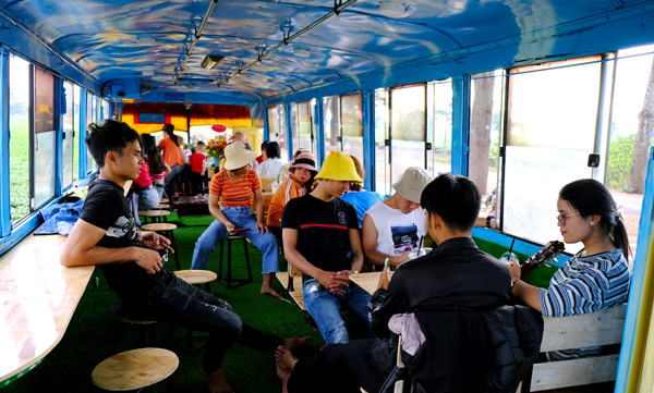  Bên trong chiếc xe cà phê lưu động được trang trí bắt mắt với gam xanh bắt mắt. Ảnh: M.C