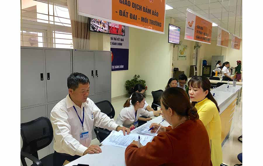 Người dân đến làm thủ tục tại Bộ phận một cửa huyện Mang Yang. Ảnh: H.D Người dân đến làm thủ tục tại Bộ phận một cửa huyện Mang Yang. Ảnh: H.D