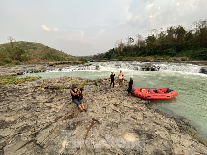 Lòng sông cạn phơi đáy, có thể bước từ bờ nọ sang bờ kia, dù chưa đến cao điểm mùa khô