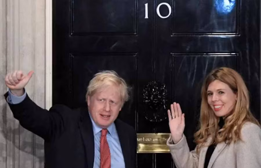 Thủ tướng Anh Boris Johnson và bạn gái Carrie Symonds đến ngôi nhà số 10 phố Downing vào buổi sáng sau cuộc Tổng tuyển cử, ngày 13-12-2019. Ảnh: Reuters
