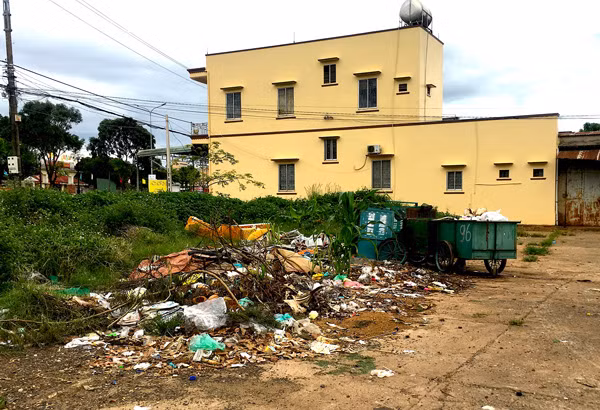 Tình trạng nhếch nhác tại khu vực tập kết rác thải ở Bến xe huyện Chư Sê. 