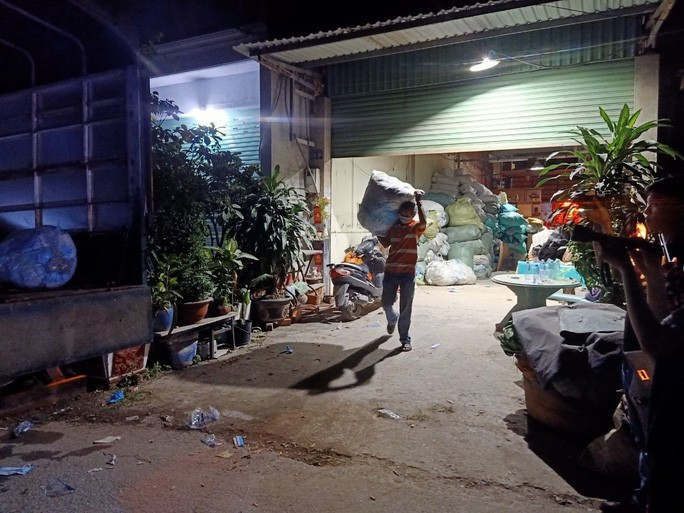 Cơ quan chức năng phát hiện một vựa phế liệu ở huyện Bình Chánh,TP HCM thu gom khẩu trang với số lượng lớn Ảnh: Phạm Dũng