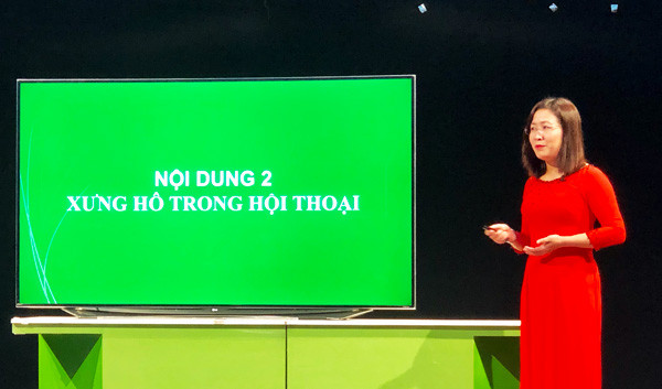Cô giáo Phạm Thị Thúy phụ trách giảng dạy môn Ngữ văn đã lựa chọn những kiến thức cơ bản, trọng tâm để truyền tải nội dung cho các em học sinh. Ảnh: N.T