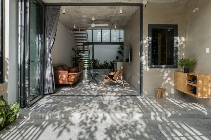 Ngôi nhà cũng có mái hiên và khoảng sân lớn để trẻ em hàng xóm tụ tập, chơi đùa với Bin và Bon. Ngôi nhà cũng có mái hiên và khoảng sân lớn để trẻ em hàng xóm tụ tập, chơi đùa với Bin và Bon.