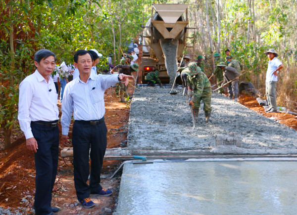 Bí thư Tỉnh ủy Dương Văn Trang (thứ 2 từ trái sang) kiểm tra tiến độ xây dựng đường lên làng Pờ Yầu trong chuyến làm việc tại huyện Mang Yang ngày 24-2. Ảnh: Q.T Bí thư Tỉnh ủy Dương Văn Trang (thứ 2 từ trái sang) kiểm tra tiến độ xây dựng đường lên làng Pờ Yầu trong chuyến làm việc tại huyện Mang Yang ngày 24-2. Ảnh: Q.T
