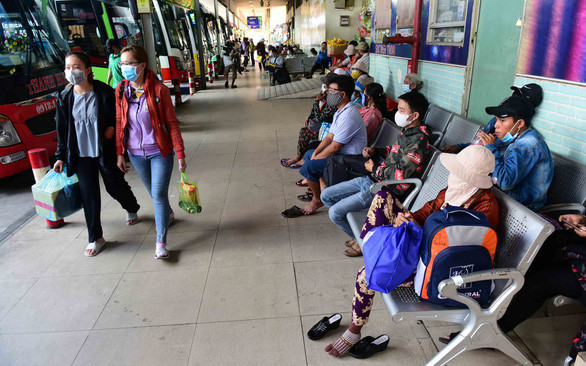 Khi cần phải di chuyển tại bến xe Miền Đông (TP.HCM), người dân ý thức đeo khẩu trang để phòng dịch - Ảnh: Q.ĐỊNH Khi cần phải di chuyển tại bến xe Miền Đông (TP.HCM), người dân ý thức đeo khẩu trang để phòng dịch - Ảnh: Q.ĐỊNH