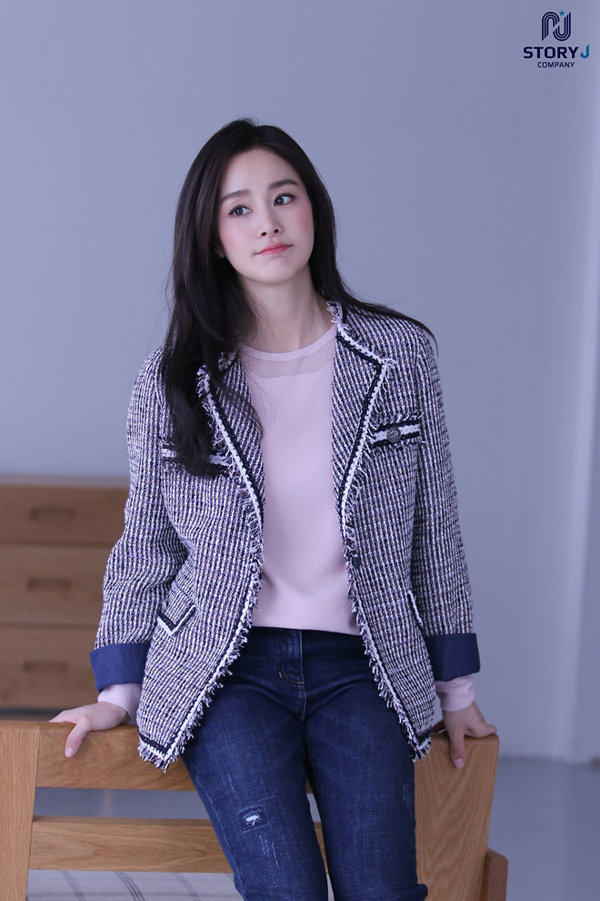 Khả năng diễn xuất của Kim Tae Hee được người xem đánh giá là rất tiến bộ, thể hiện được nỗi khổ và tính cách đặc trưng của “ma nữ” Cha Yoo Ri. Cô cũng thừa nhận rằng vai diễn này rất giống bản thân ngoài đời - ẢNH: STORY J COMPANY Khả năng diễn xuất của Kim Tae Hee được người xem đánh giá là rất tiến bộ, thể hiện được nỗi khổ và tính cách đặc trưng của “ma nữ” Cha Yoo Ri. Cô cũng thừa nhận rằng vai diễn này rất giống bản thân ngoài đời - ẢNH: STORY J COMPANY