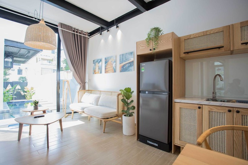 Cửa tủ bếp có khe thoáng khí giúp đồ đạc bên trong luôn khô ráo, phù hợp với điều kiện khí hậu khu vực miền Trung.