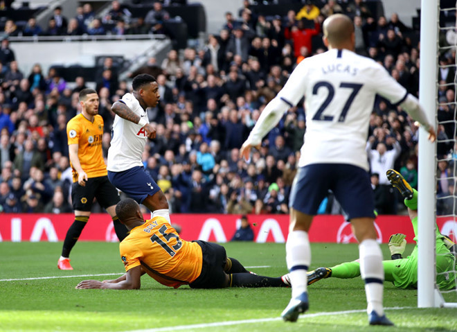 Steven Bergwijn và Aurier ghi 2 bàn giúp Tottenham dẫn trước Wolverhampton 1-0 rồi 2-1, nhưng hiệp 2 họ đã sụp đổ để thua ngược 2-3 /AFP
