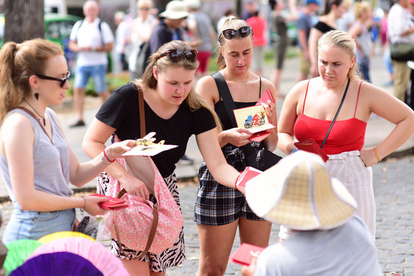 Việt Nam sẽ tạm ngưng miễn visa cho 8 nước châu Âu để ngăn COVID-19 - Ảnh: QUANG ĐỊNH