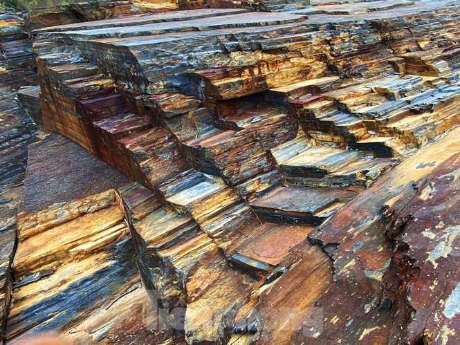  Với những vết cắt tự nhiên như dao chém