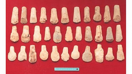 Công cụ đá tìm thấy tại di chỉ Lung Leng được trưng bày ở Bảo tàng Lịch sử Việt Nam. (Nguồn: Bảo tàng Lịch sử Việt Nam)