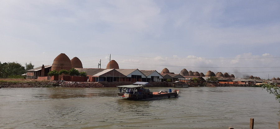  Vương quốc lò nung dọc kênh Thầy Cai, xã Mỹ An, huyện Mang Thít thỉnh thoảng chỉ có vài ba thương hồ đến đây lấy gạch - Ảnh: CHÍ HẠNH