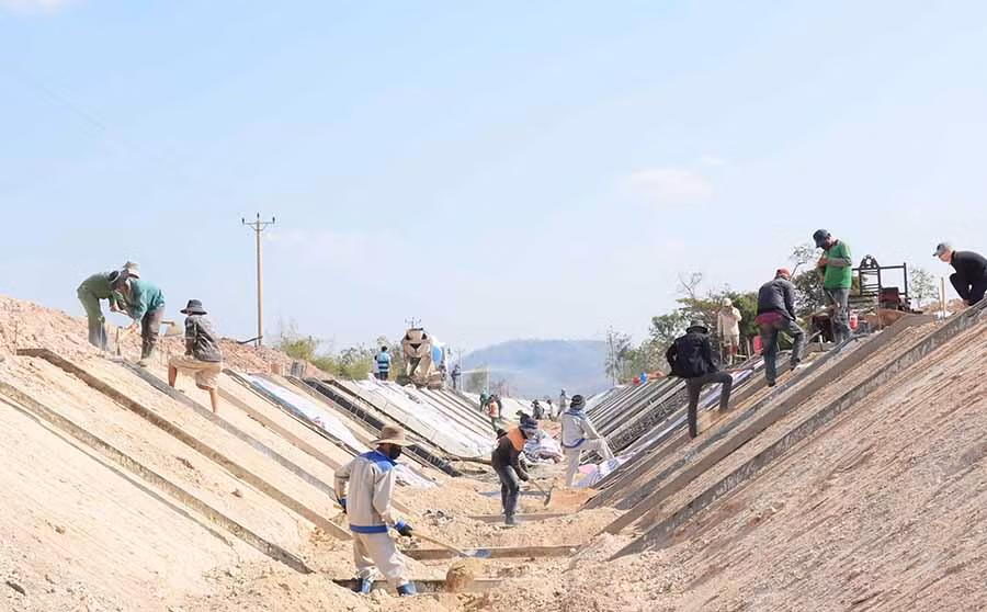 Các đơn vị thi công đang đẩy nhanh tiến độ hoàn thành hệ thống kênh chính thuộc dự án Công trình thủy lợi Ia Mơr. Ảnh: M.N