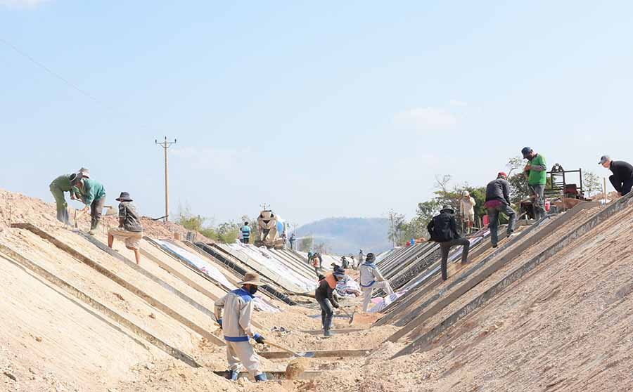 Các đơn vị thi công đang đẩy nhanh tiến độ hoàn thành hệ thống kênh chính thuộc dự án Công trình thủy lợi Ia Mơr. Ảnh: M.N