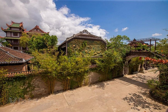 Khác với lối kiến trúc mang nét cổ xưa của các ngôi chùa khác, chùa Thiên Hưng ở nơi đây được thiết kế với không gian rộng lớn, các đình viện, ngọn tháp đều được xây dựng mang nét hiện đại pha lẫn với màu sắc trầm của mảnh tường và mái ngói đã tạo nên một khung cảnh huyền ảo, thơ mộng. (Ảnh: Minh Sơn/Vietnam+)