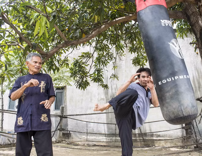 Dù cao tuổi, nhưng hằng ngày võ sư Mười Hoàng vẫn đàm đạo võ thuật. Ảnh: L.V.C