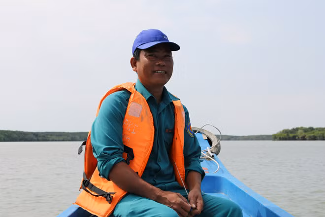 Anh Tuấn cho hay từng có lúc anh không chịu nổi sự khó nhọc ở rừng Cần Giờ. Ảnh: Phạm Thu Ngân