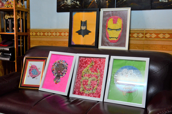 Những tác phẩm chân dung làm từ nút áo mà Thành từng dành tặng cho MC Thành Trung và nghệ sĩ Bảo Trí