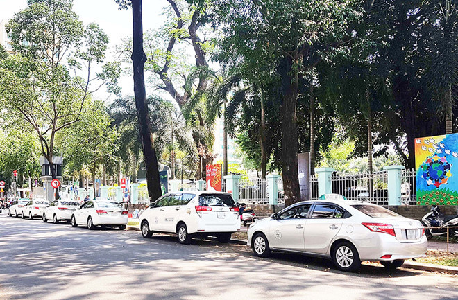 Một nhóm taxi thường xuyên dừng, đỗ trên đường Lê Quý Đôn (P.6, Q.3). Ảnh: Trác Rin