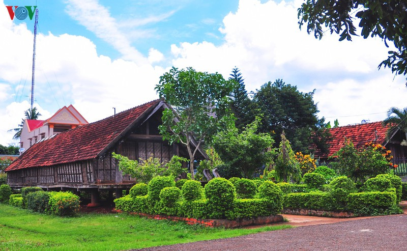 Di chuyển đến Đắk Lắk cũng rất thuận tiện với sân bay Buôn Ma Thuột chỉ cách trung tâm 15km, cách điểm tham quan chính trong vòng 50km, nhà hàng khách sạn homestay đa dạng.