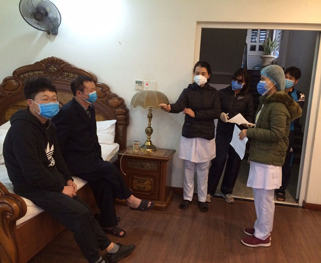  Cán bộ Trạm y tế P.Đằng Giang (Q.Ngô Quyền, TP.Hải Phòng) dùng phần mềm phiên dịch để trao đổi với người nước ngoài - Ảnh: Lê Tân