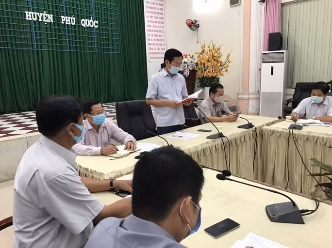 Ông Nguyễn Thanh Bình, Phó Chủ tịch UBND tỉnh Kiên Giang chỉ đạo cuộc họp khẩn vào chiều tối 15-3 tại Phú Quốc