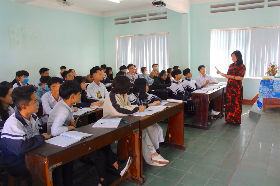 Một tiết chào cờ tại lớp của Trường THPT Lê Lợi. Ảnh: Mộc Trà