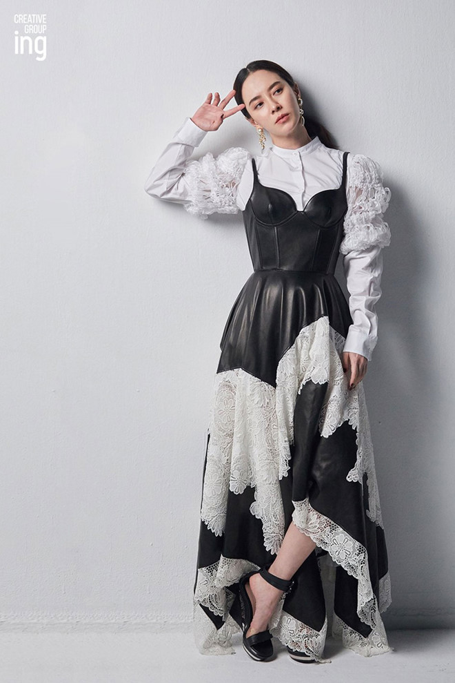 Khán giả đã để lại những lời khen ''có cánh'' cho nhan sắc của Song Ji Hyo trong bộ ảnh mới này trên mạng xã hội: 