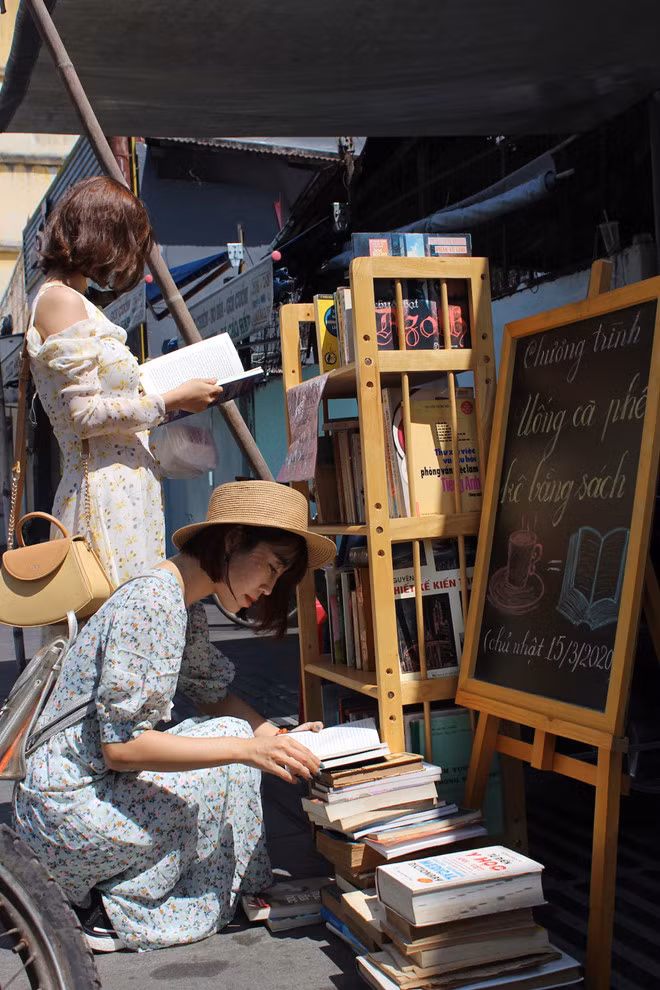 Đọc sách giúp nhiều người cảm thấy hạnh phúc. Ảnh Bảo Vy