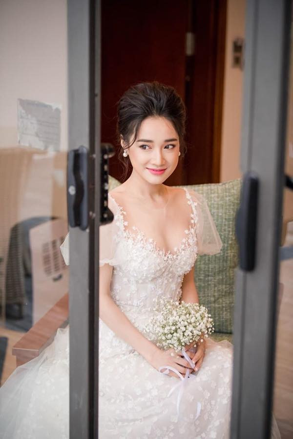 Sau khi kết hôn, Nhã Phương cũng ít tham gia hoạt động showbiz, gần đây mới rục rịch trở lại với các dự án phim ảnh. Cô luôn được coi là một trong những mỹ nhân đẹp nhất nhì màn ảnh với vẻ đẹp tinh khôi, thuần khiết. 