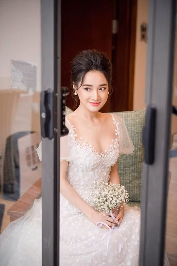 Sau khi kết hôn, Nhã Phương cũng ít tham gia hoạt động showbiz, gần đây mới rục rịch trở lại với các dự án phim ảnh. Cô luôn được coi là một trong những mỹ nhân đẹp nhất nhì màn ảnh với vẻ đẹp tinh khôi, thuần khiết. 