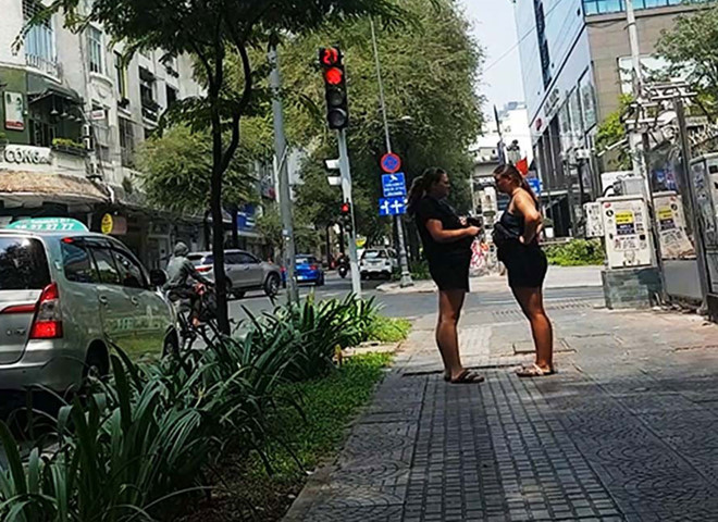 Hai nữ du khách người Đan Mạch thẫn thờ sau khi đi cuốc taxi “chặt chém”. Ảnh: Trác Rin