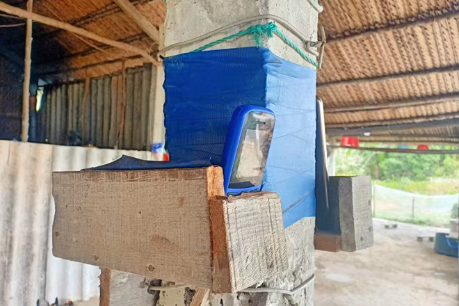 Một góc bếp treo hộc gỗ là nơi điện thoại có thể bắt được sóng. Ảnh: Phạm Thu Ngân