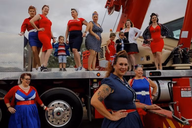  Các thành viên nhóm The Combat Dolls tạo dáng chụp ảnh, chào đón bạn bè và thành viên gia đình cựu quân nhân vào Ngày Tưởng niệm ở thành phố Phoenix, Arizona ngày 27.5.2019. Ảnh: Reuters