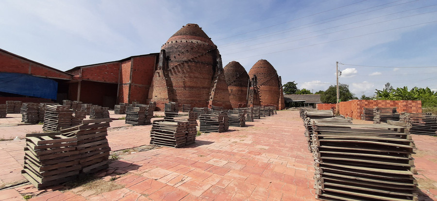  Lò nung im ắng, sân phơi vắng người, khung phơi gạch mục dần theo năm tháng - Ảnh: CHÍ HẠNH